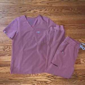 Figs Pink 1 Pocket Scrub Top & Figs Pink SCRUNCHY BAND Joggers Set size Small